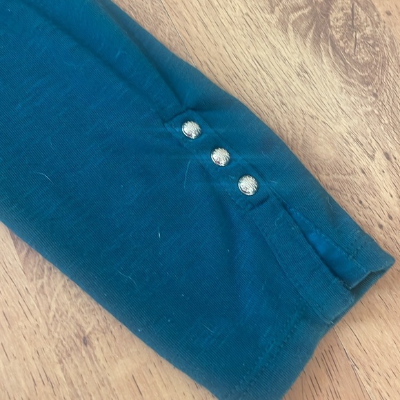 Green long sleeve shirt with gold buttons - Picture 3 of 4